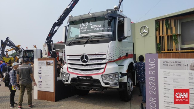 Mercedes-Benz Actros 4063S 6x4 dan Axor 2528R 6x4 dengan wheelbase 5.700 mm meluncur di IEE Series 2023.
