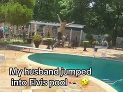 Ngaku Fans, Turis Nodai Kolam Renang Elvis Presley