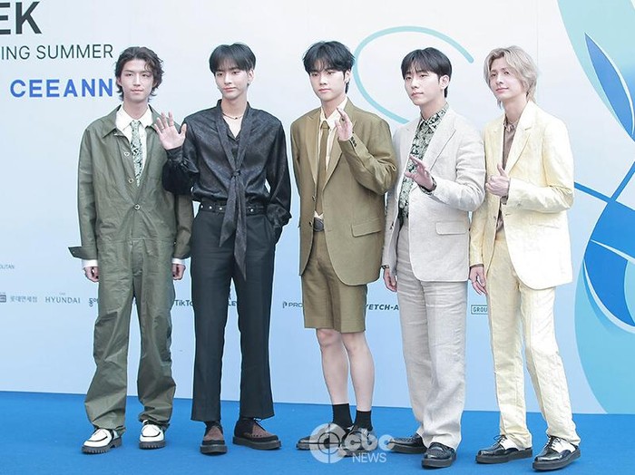 Hadir dengan 5 member, grup band Xdinary Heroes tampil chic dan stylish dengan setelan masing-masing./ Foto: CBC News