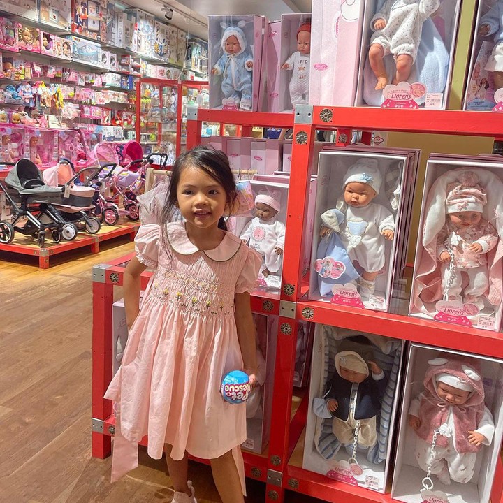 <p>Sedangkan si bungsu Amaira, ia tumbuh menjadi gadis menggemaskan, Bunda. Beberapa waktu yang lalu, ia mengajak&nbsp;sang ayah ke sekolah untuk menghadiri acara Father-Daughter School Dance. (Foto: Instagram @farahquinnofficial)</p>
<p></p>