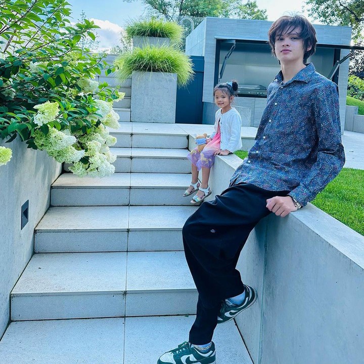 <p>Si sulung Armand kini sudah berusia 16 tahun. Disebut sang ibunda, Armand kini sudah bisa nyetir mobil dan punya punya SIM serta asuransi sendiri, lho. (Foto: Instagram @farahquinnofficial)<br /><br /><br /></p>