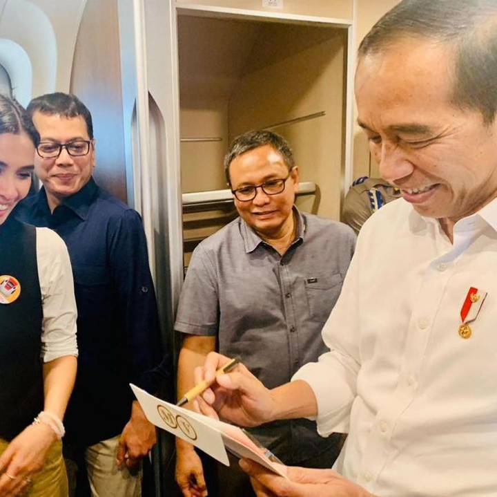 <p>Pasangan yang menikah pada 2012 itu tidak ingin melewatkan peluang untuk berbincang dengan Jokowi. Dalam kesempatan itu, mereka juga memperlihatkan hasil karya Jizzy yang menggambar sosok Jokowi dengan tangannya. (Foto: Instagram@vinogbastian__)</p>