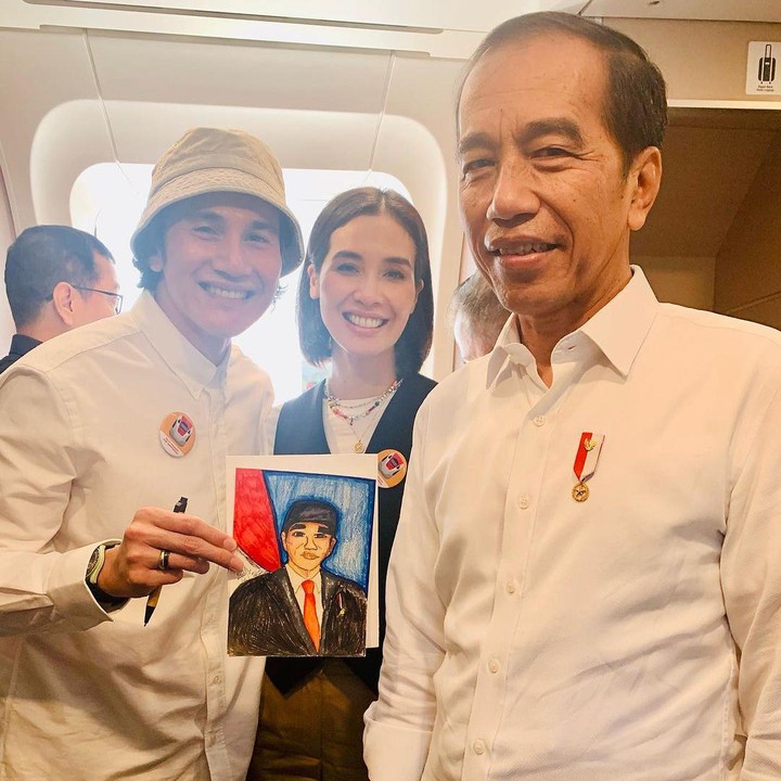 <p>Melihat gambar tersebut, Presiden tak dapat menahan rasa bangganya. Ia pun dengan senang hati memberikan tanda tangan di gambar Jizzy, Bunda. <em>"Alhamdulillah</em>&nbsp;Gak ada yang bikin orang tua dimanapun happy, selain liat anaknya happy (GESER). Terima kasih banyak Bapak Presiden @Jokowi sudah tanda tangan dan foto lukisan anak saya," tulis Vino, dikutip dari laman <em>Instagram@vinogbastian__,</em> Kamis (14/9/2023). (Foto: Instagram@vinogbastian__)</p>