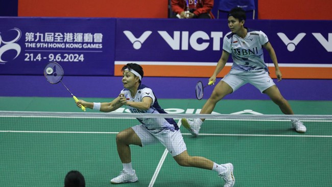 Momen Apriyani Rahayu berganti raket dan ngesot di tengah duel reli panjang menjadi pemandangan menarik pada pertandingan final Hong Kong Open 2023.