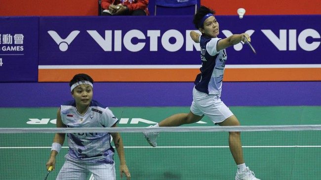 Apriyani Rahayu/Siti Fadia Silva Ramadhanti mengungkap salah satu sosok penting di balik langkah menembus semifinal Hong Kong Open 2023.