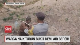 VIDEO: Warga Naik Turun Bukit Demi Air Bersih