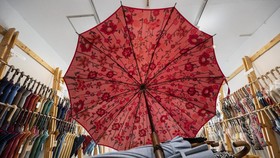 FOTO: Berkah Musim Panas bagi Toko Payung Handmade di Jepang