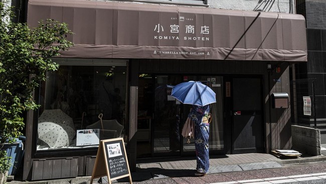 FOTO: Berkah Musim Panas bagi Toko Payung Handmade di Jepang