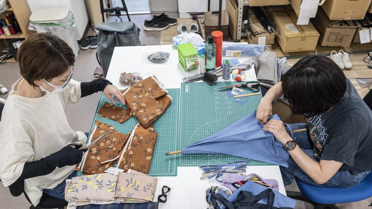 FOTO: Berkah Musim Panas bagi Toko Payung Handmade di Jepang