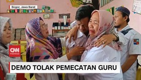 VIDEO: Demo Tolak Pemecatan Sepihak Guru Honorer
