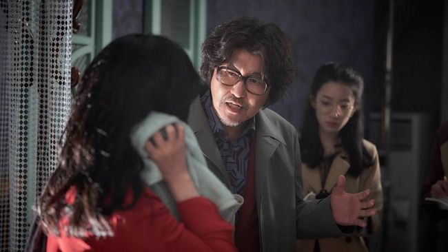 Film Korea Cobweb digugat dan diminta batal tayang karena dinilai menggambarkan mendiang sutradara Kim Ki-young secara buruk.