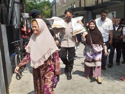 Kontrol Distribusi Bansos, Kapolsek Mampang Panggul Beras demi Bantu Lansia