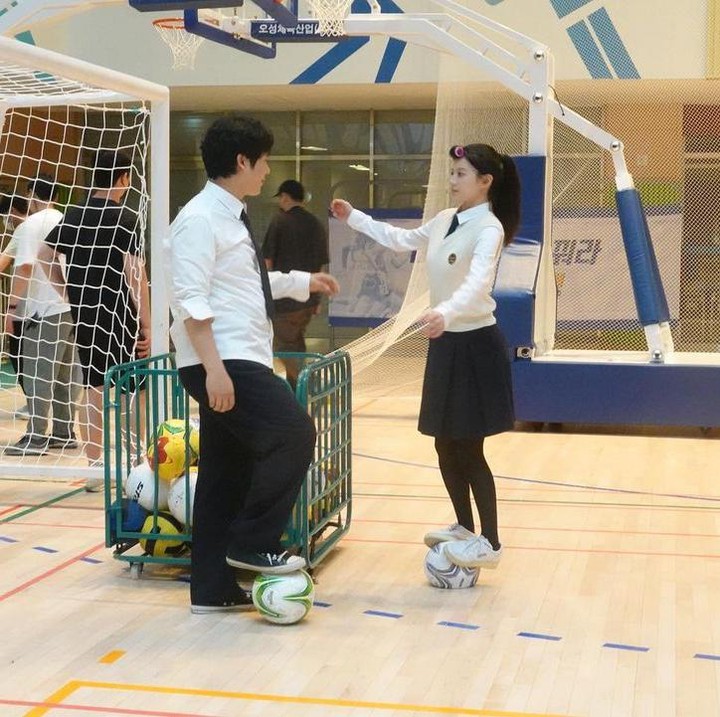 <p>Sebagai pemain utama dan sukses menyita perhatian publik, aktor baru Lee Jung Ha dan lawan mainnya, aktris Go Yoon Jung, membagikan potret saat di balik layar melalui akun Instagram pribadi, nih. (Foto: Instagram @goyounjung dan @jungha.km)<br /><br /><br /></p>
