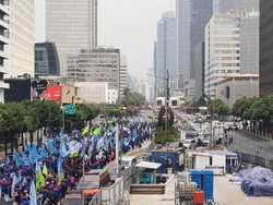 Massa Buruh Long March di Jalan MH Thamrin, Lalin Dialihkan Lewat Busway