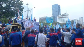 Massa Buruh Mulai Datangi Patung Kuda Demo Tolak Omnibus Law Ciptaker