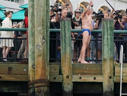Pria Inggris Berenang di Sepanjang 500 Kilometer Sungai Hudson New York