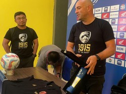 Suporter Minta Manajemen PSM Tahan Bernardo Lelang Trofil Pelatih Terbaik