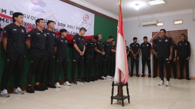 Kapten Timnas Voli Indonesia Hernanda Zulfi memastikan timnya tak terpengaruh polemik antara PBVSI dengan pemain Rivan Nurmulki jelang Asian Games 2023.