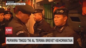 VIDEO: Perwira Tinggi TNI AL Terima Bravet Kehormatan