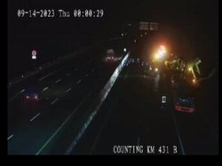 Kecelakaan di Tol Semarang Solo KM 431 B, Bus dan Truk Terguling