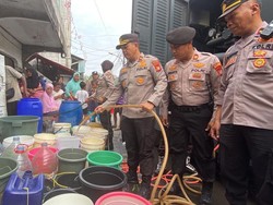 Polres Jakbar Kerahkan Water Cannon Bantu Salurkan Air Bersih ke Warga