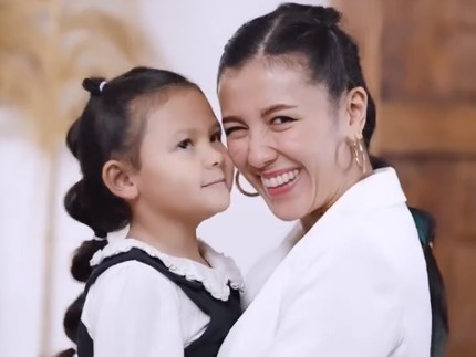 7 Potret Sea Dedari Putri Sharena Delon, Punya Gaya Khas Rambut Dikucir Lucu