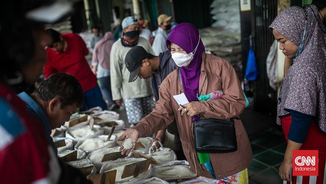 Beras impor yang seharusnya dipakai untuk stabilitasi harga di pasar malah dipakai untuk program bansos dan pemilu.