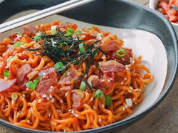 Resep Mie Goreng Pedas Topping Beef Bacon Buat Makan Malam Praktis