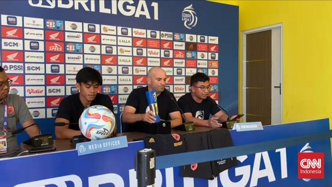 Pelatih PSM Makassar, Bernardo Tavares, melelang sejumlah barang pribadi hingga trofi pelatih terbaik Liga 1 2022/2023 demi membantu kondisi keuangan klub.