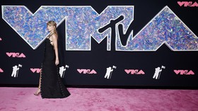 5 Busana Terbaik MTV VMA 2023, Glamor hingga Klasik dari Zaman Purba