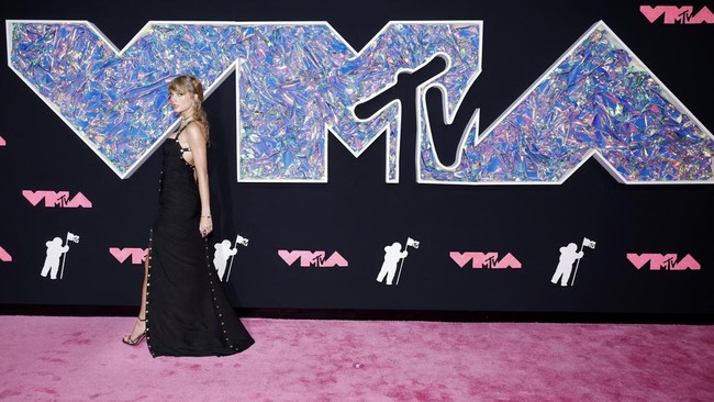 MTV VMAs 2023 resmi digelar Selasa (12/9). Dalam acara itu sejumlah artis Hollywood masuk dalam jajaran undangan dengan busana terbaik.