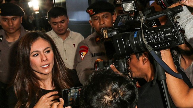 Wulan Guritno dimintai keterangan sekitar enam jam oleh Bareskrim terkait dugaan promosi judi online pada hari ini. Dia akan dipanggil lagi pekan depan.