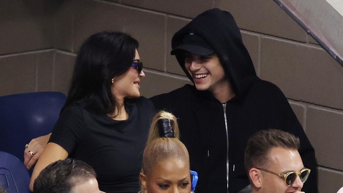 NEW YORK, NEW YORK - SEPTEMBER 10: Kylie Jenner and actor Timothée Chalamet look on during the Men's Singles Final match between Novak Djokovic of Serbia and Daniil Medvedev of Russia on Day Fourteen of the 2023 US Open at the USTA Billie Jean King National Tennis Center on September 10, 2023 in the Flushing neighborhood of the Queens borough of New York City. (Photo by Mike Stobe/Getty Images)