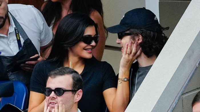 NEW YORK, NEW YORK - SEPTEMBER 10:  Kylie Jenner and Timothée Chalamet are seen at the Final game with Novak Djokovic vs. Daniil Medvedev at the 2023 US Open Tennis Championships on September 10, 2023 in New York City. (Photo by Gotham/GC Images)