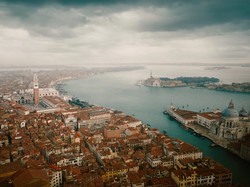 Cantik Sekaligus Seram, Pesona Venesia Dalam Film A Haunting in Venice