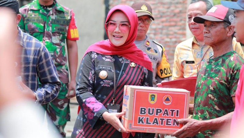 Bupati Klaten Sri Mulyani memberikan bantuan kepada korban kebakaran yang terjadi di Dukuh Kojiwan, Desa Krajan, Kecamatan Kalikotes, Kamis (14/9/).