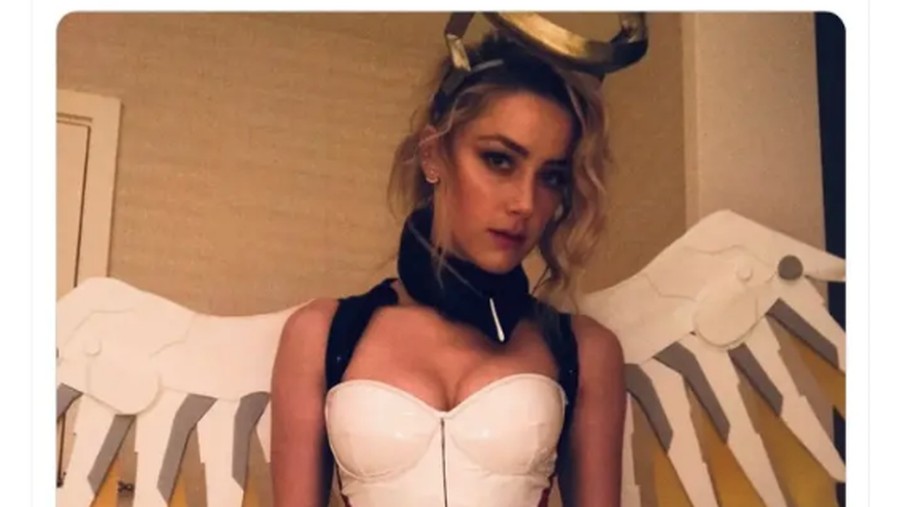 Amber Heard Foto Amber Heard saat cosplay menjadi Mercy yang dibagikan oleh Elon Musk.