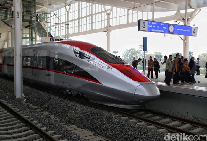Antusias Warga Jajal Kereta Cepat Jakarta-Bandung
