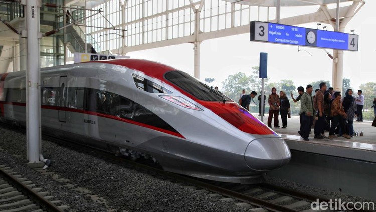 Antusias Warga Jajal Kereta Cepat Jakarta-Bandung Antusias Warga Jajal Kereta Cepat Jakarta-Bandung