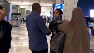 img-title Sempat Vidcall Suami, 7 Momen Detik-detik Azizah Salsha Susul Arhan ke Jepang