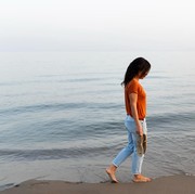 7 Manfaat Berjalan Kaki di Pantai untuk Kesehatan Fisik dan Mental