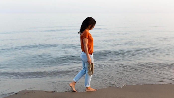 7 Manfaat Berjalan Kaki di Pantai untuk Kesehatan Fisik dan Mental