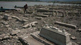 Usai Makam Kuno, Kini Muncul Bekas Desa Saat Waduk Gajah Mungkur Surut