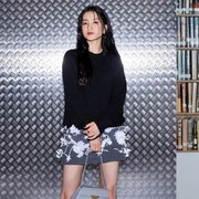 Satu Outfit Beda Gaya: OOTD Rok Pendek ala Kim Tae Ri & Jeon Somi. Siapa Favoritmu?