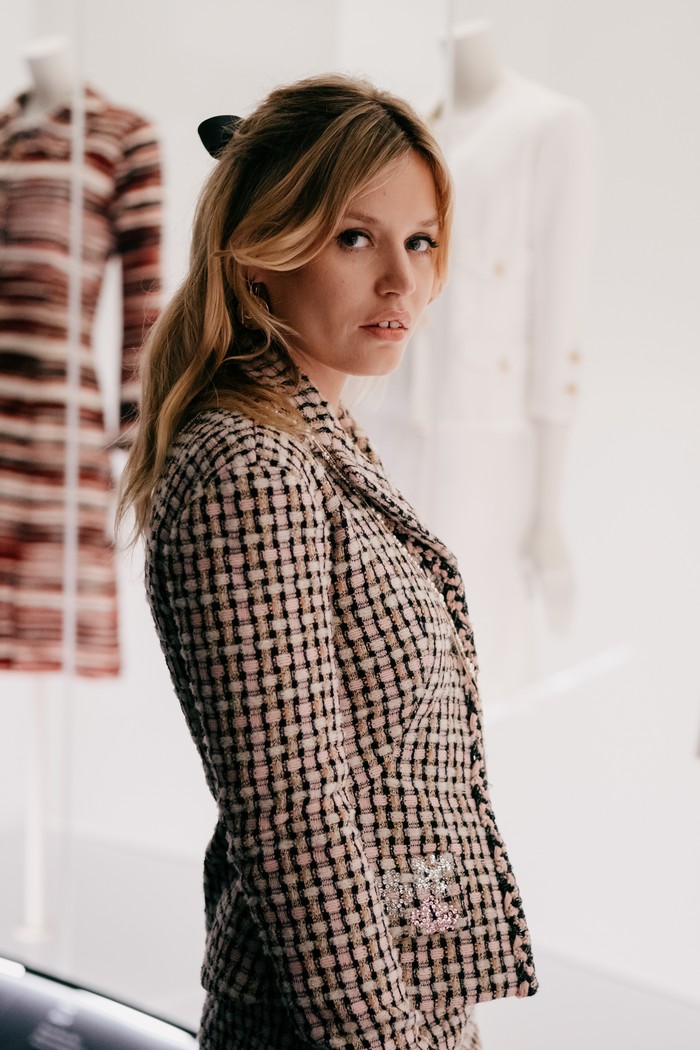 Anak dari rocker Mick Jagger juga dijumpai dalam museum. Georgia May Jagger mengenakan setelan tweed tersusun atas jaket dan rok, dengan perpaduan warna hitam, pink, oranye dan ecru. Outfit juga diperindah dengan batu permata yang hiasi kancing./ Foto: Courtesy of Chanel/ Oliver Holms
