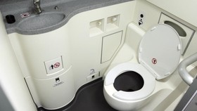Bukan Pakai Air, Ternyata Begini Cara Kerja Toilet di Pesawat Terbang