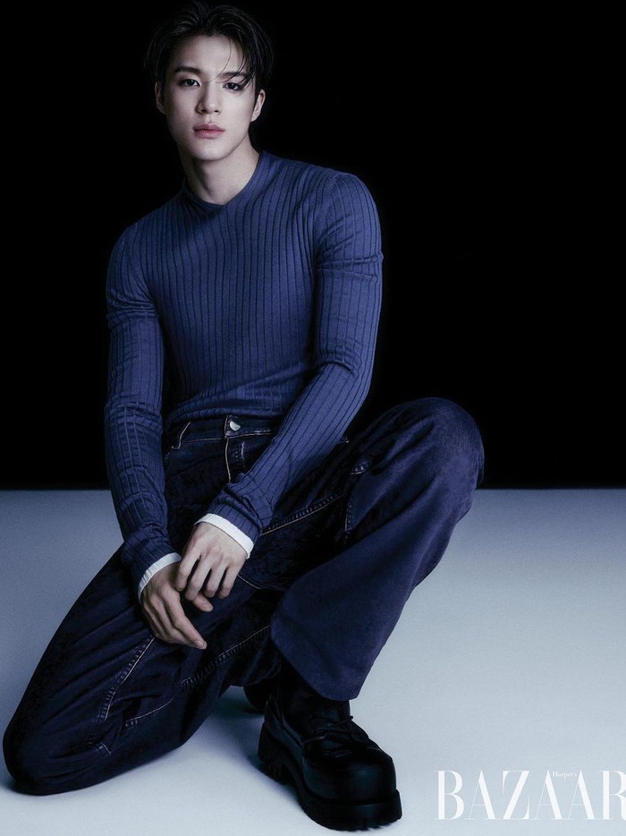 Pemilihan outfit yang didominasi warna hitam dan biru pun turut memancarkan aura menawan dari idol K-Pop yang tergabung dalam sub-unit NCT Dream dan NCT U ini./ Foto: instagram.com/nct