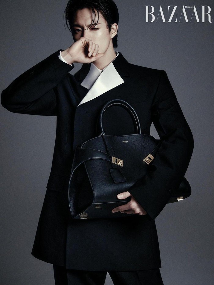 Memiliki visual menawan, postur tubuh tinggi yang tegap, serta berbagai eskpresi memesona, gaya Jeno di pemotretan kali ini bak model profesional ya, Beauties!/ Foto: instagram.com/nct