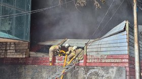 Petugas Kesulitan Padamkan Kebakaran Pabrik Sandal di Penjaringan