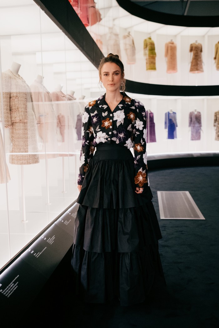 Jaket berbordir bunga dikenakan Keira Knightley sebagai atasan yang dipadu maxi skirt ruffles bertingkat. Outfit klasik dari Chanel ini disempurnakan high-jewelery dari rumah mode yang sama./ Foto: Courtesy of Chanel/Oliver Holms